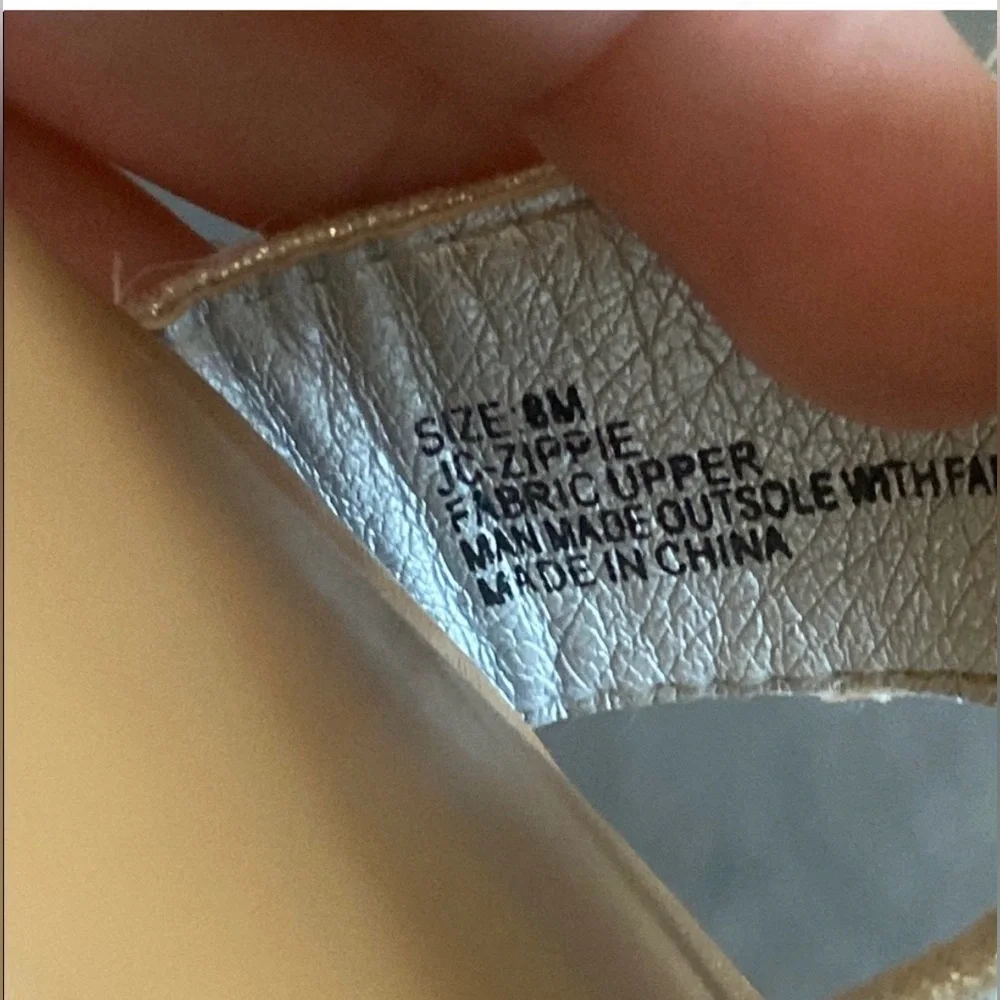 Juicy Couture Women's Zippie Silver Jeweled Sandal Flip-flops Style. Size 8 - Picture 2 of 2